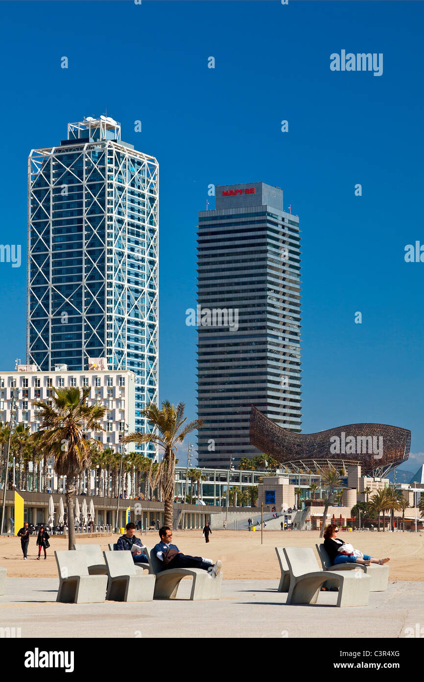 Barcelona, Barceloneta-Strand, der Peix oder Ballena (Wal) von Frank O.Gehry und dem Hotel Arts Tower im Hintergrund Stockfoto