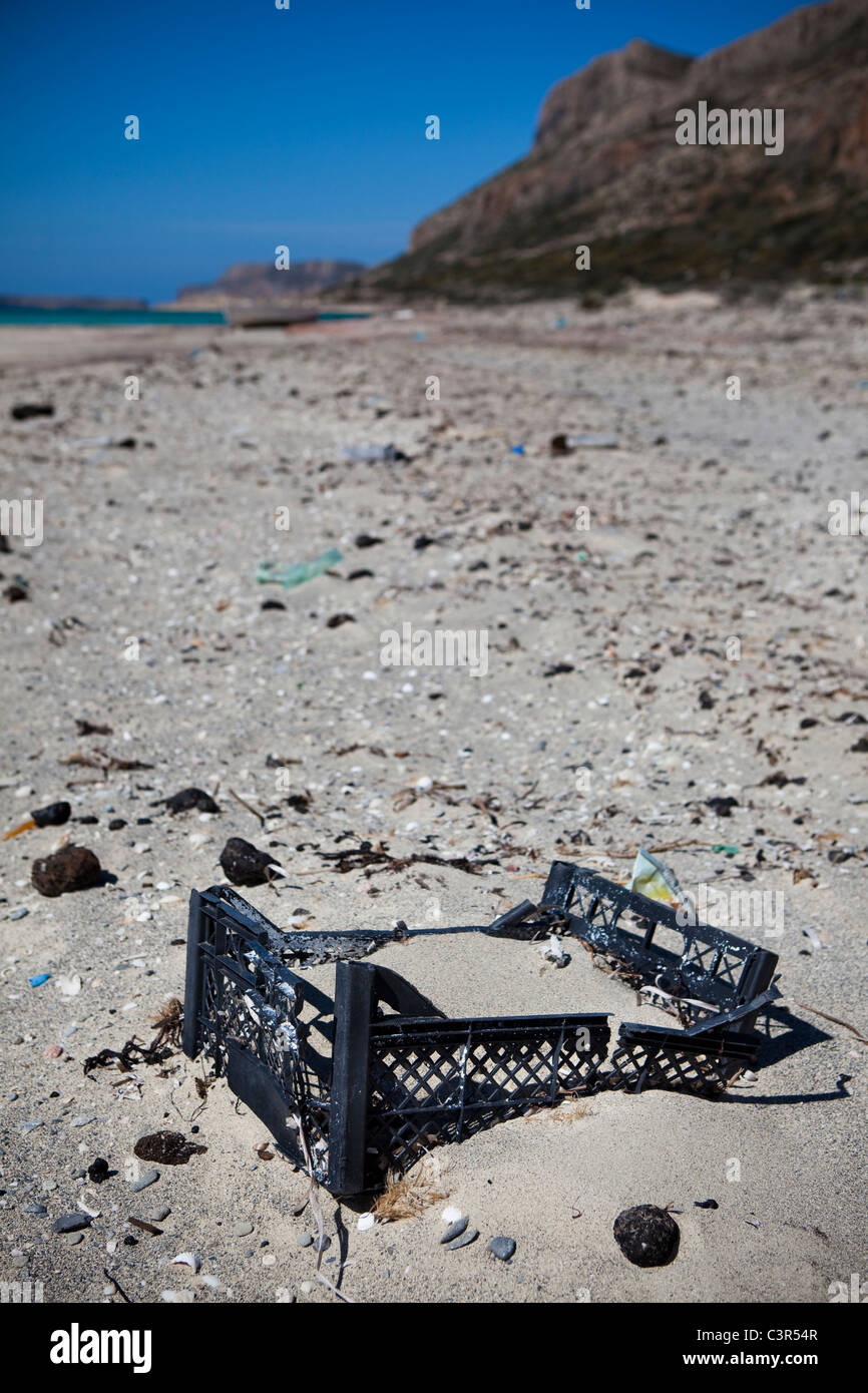 Kunststoff-Kiste und Tarballs von Ölverschmutzungen angespült Balos Beach, Gramvousa Halbinsel, im Nord-westlichen Kreta, Griechenland. Stockfoto