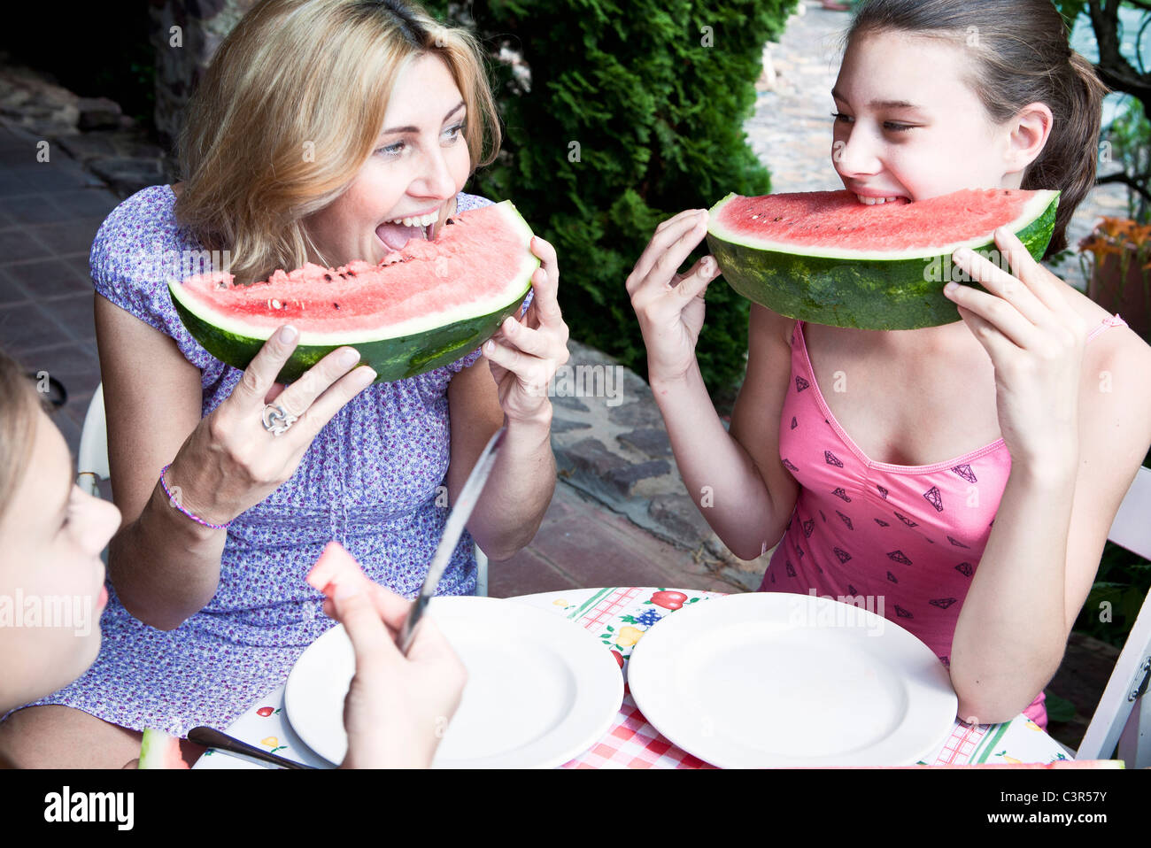 Mutter und Tochter, die Wassermelone essen Stockfoto