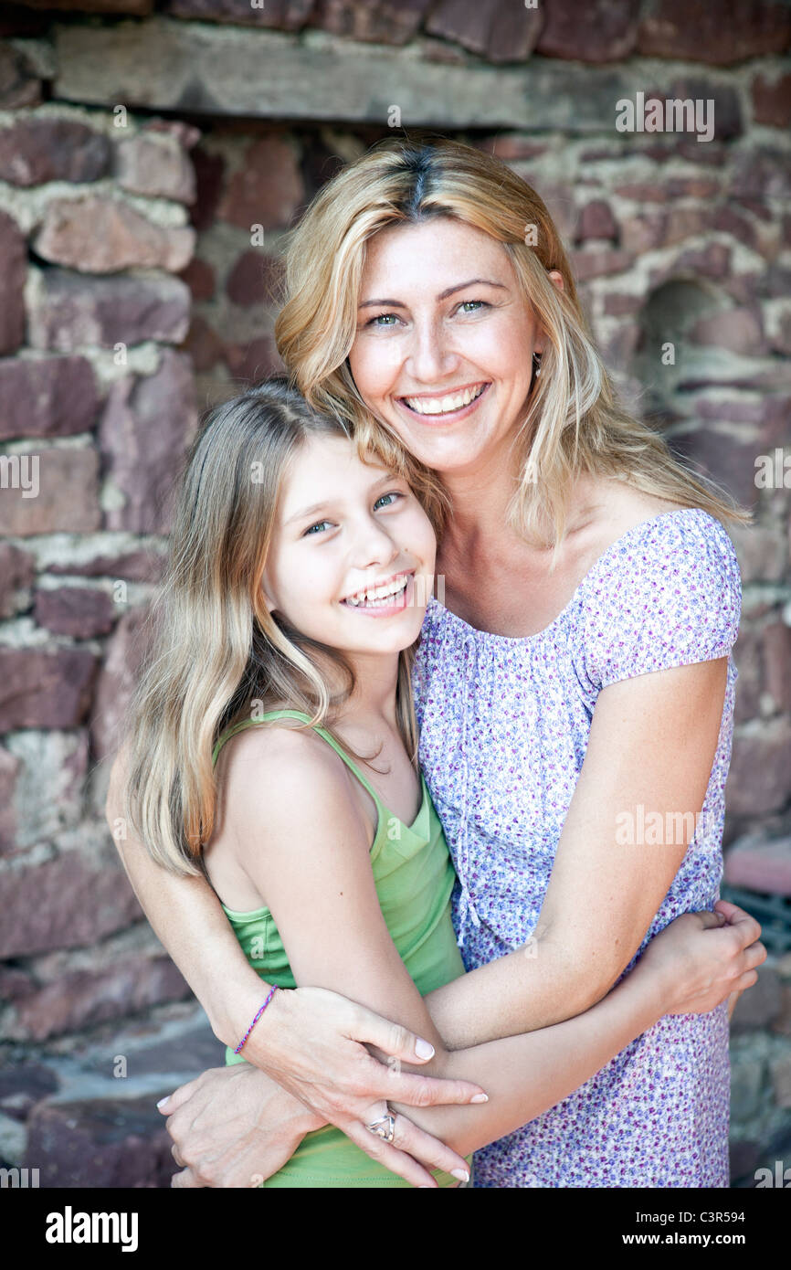 Mutter und Tochter Umarmung, Porträt Stockfoto