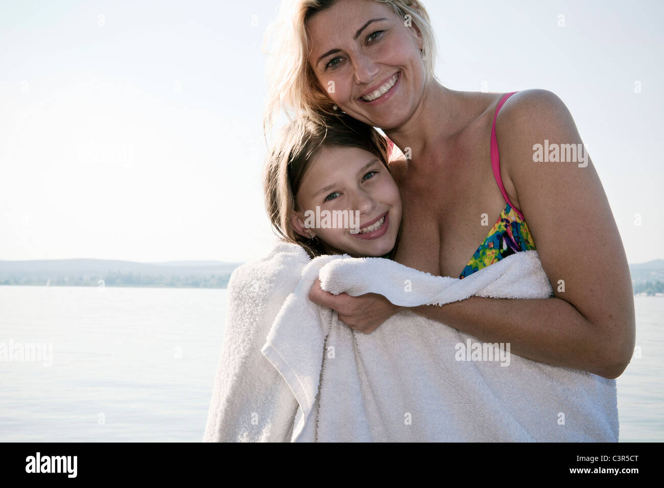 Mutter und Tochter im Handtuch, Porträt Stockfoto