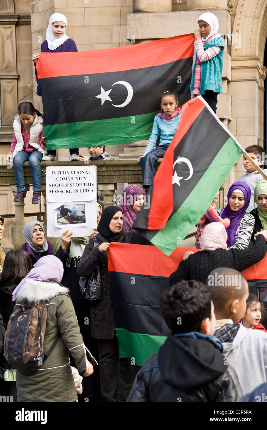 Libyer, die Inszenierung einer Anti-Gaddafi-Demonstrationen außerhalb Sheffield Rathaus Stockfoto