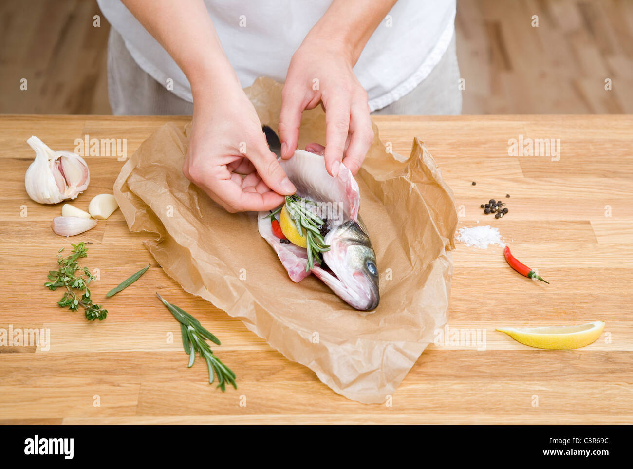 Zubereitung von Fisch mit Kräuter, Gewürze, Zitrone Stockfoto