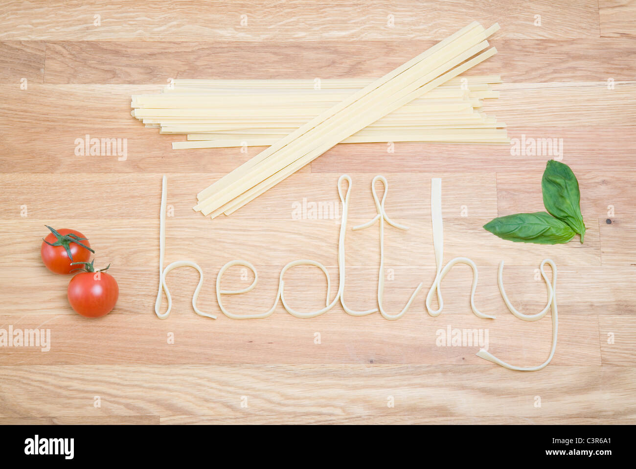 Nudeln buchstabieren das Wort gesund Stockfoto