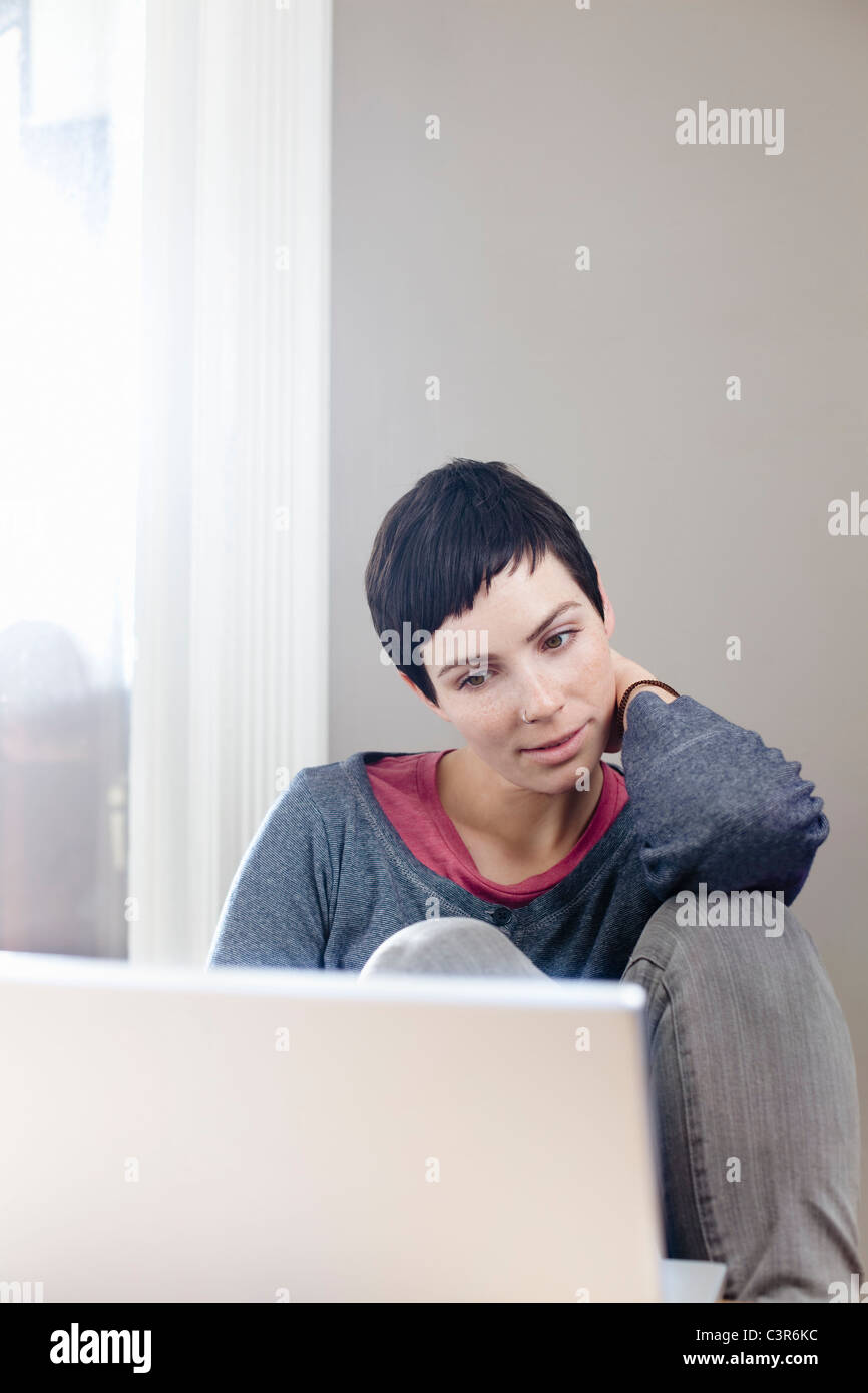 Frau mit laptop Stockfoto