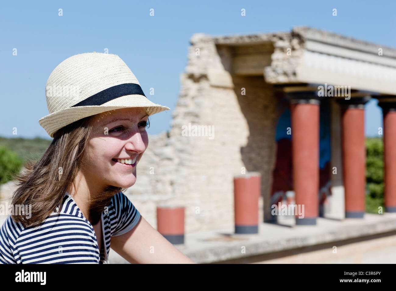Womansmiling vor Tempel Stockfoto
