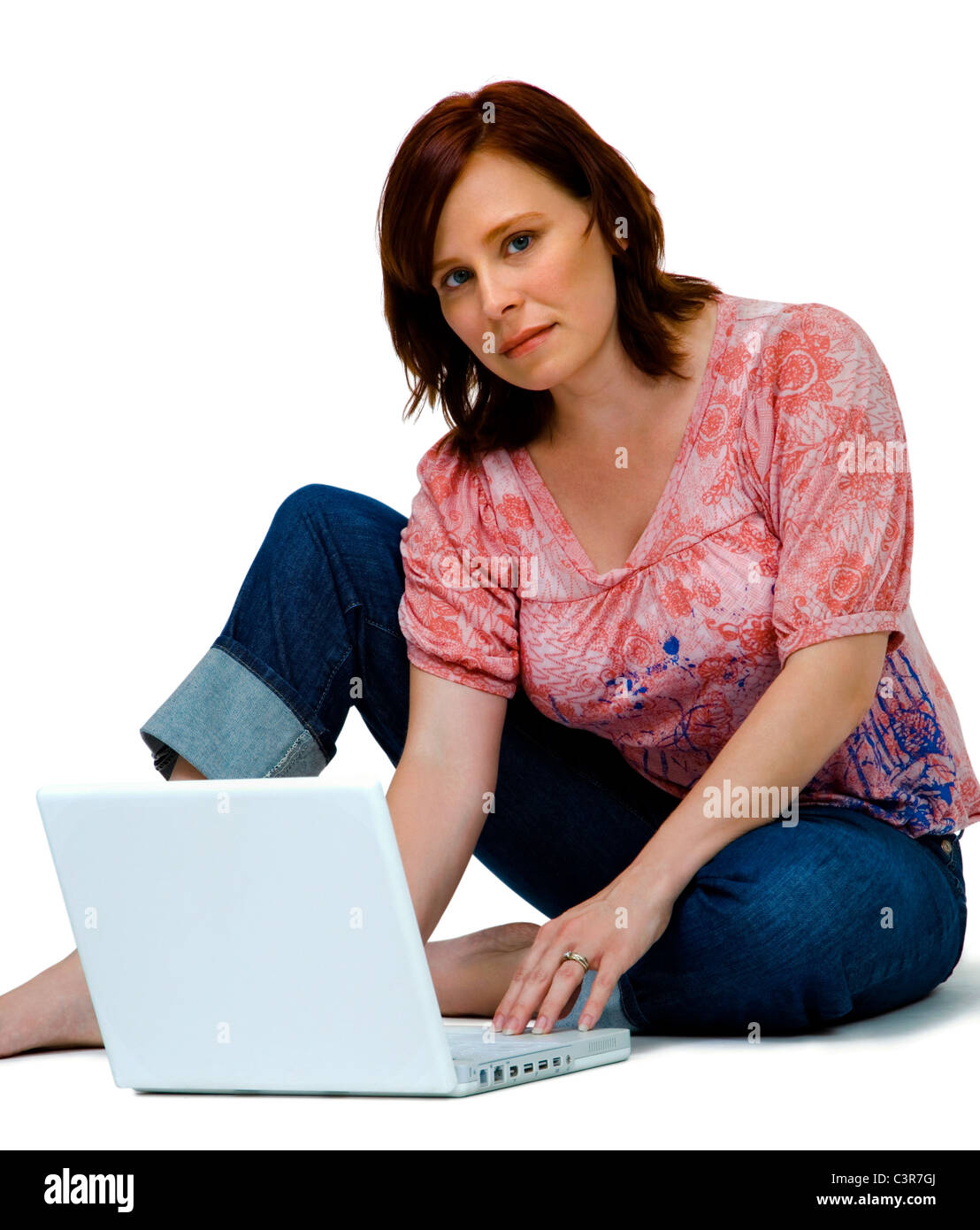 Mitte Erwachsene Frau einen Laptop verwenden und posiert isoliert auf weiß Stockfoto