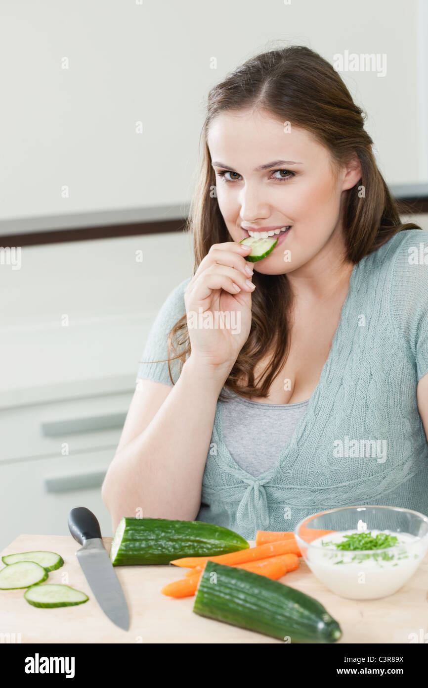 Deutschland Köln Junge Frau Essen Gurken Scheibe Portrait Stockfotografie Alamy 