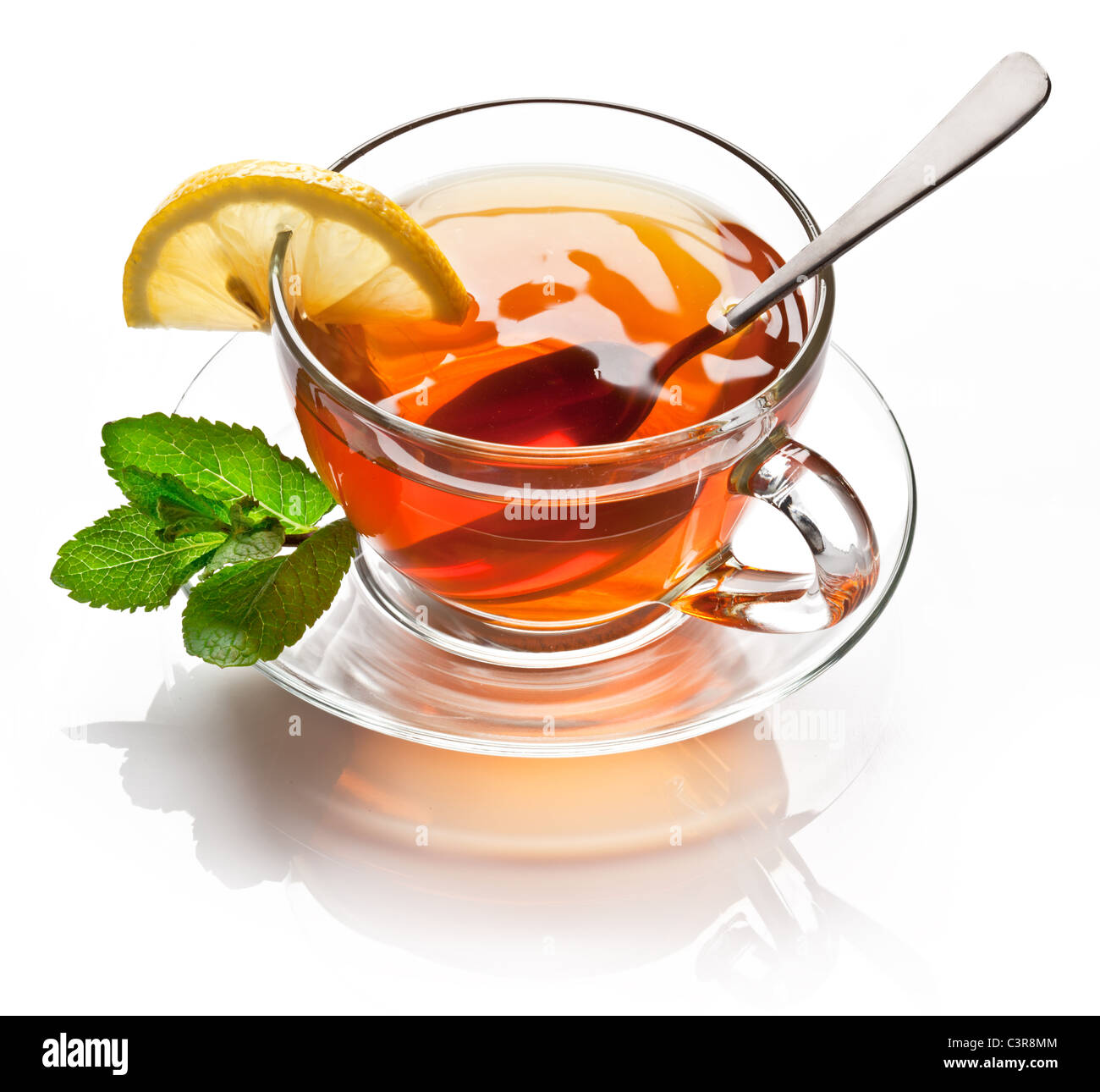 Tasse Tee mit Minze isoliert auf einem weißen Hintergrund. Stockfoto