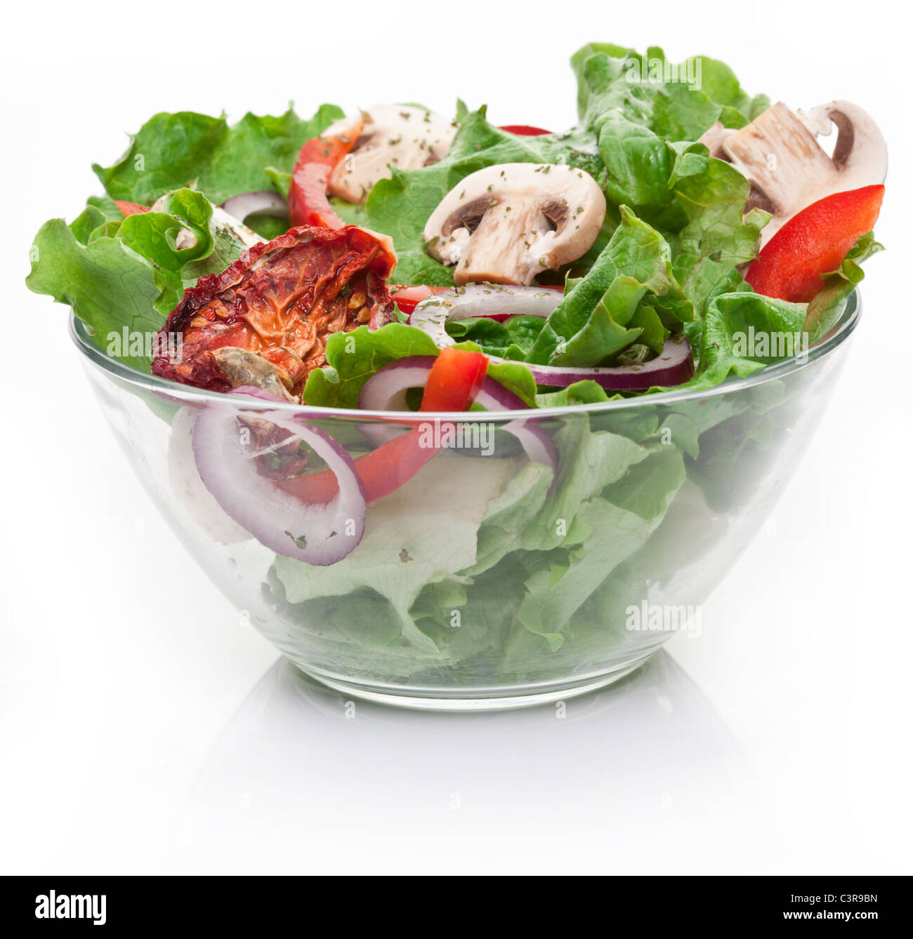 Salat mit getrockneten Tomaten, Champignons und Zwiebeln. Stockfoto