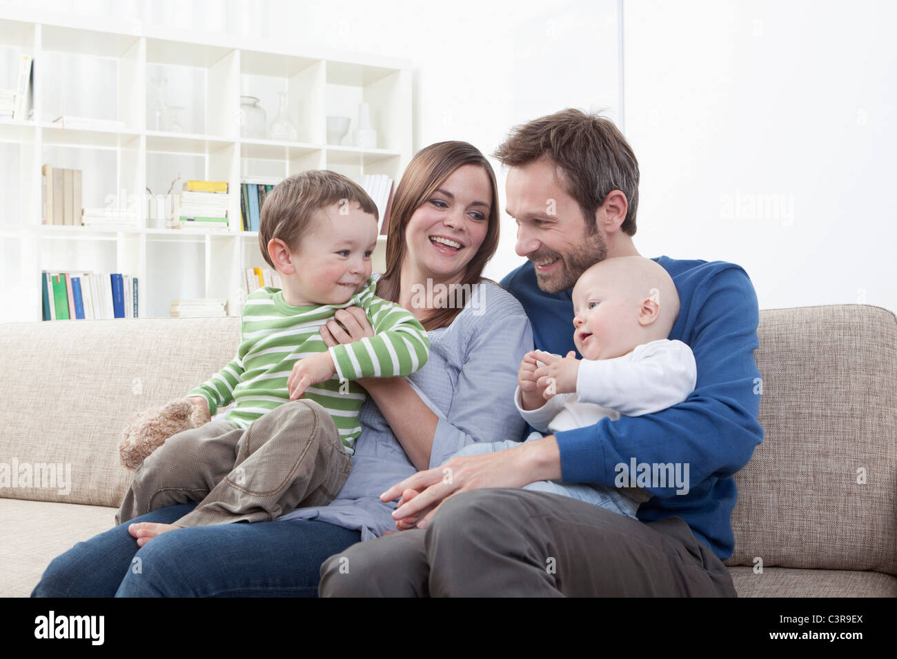 Deutschland, Bayern, München, Familie Spaß im Wohnzimmer, Lächeln Stockfoto