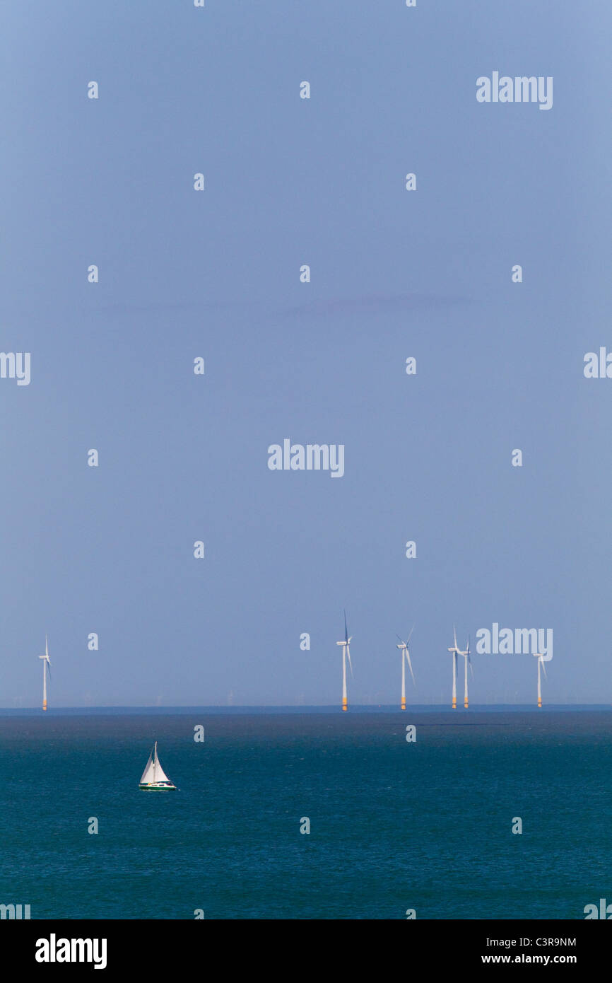 Kentish Flats-Wind-Turbine-Array und Segelboot aus Whitstable, Kent, UK Stockfoto