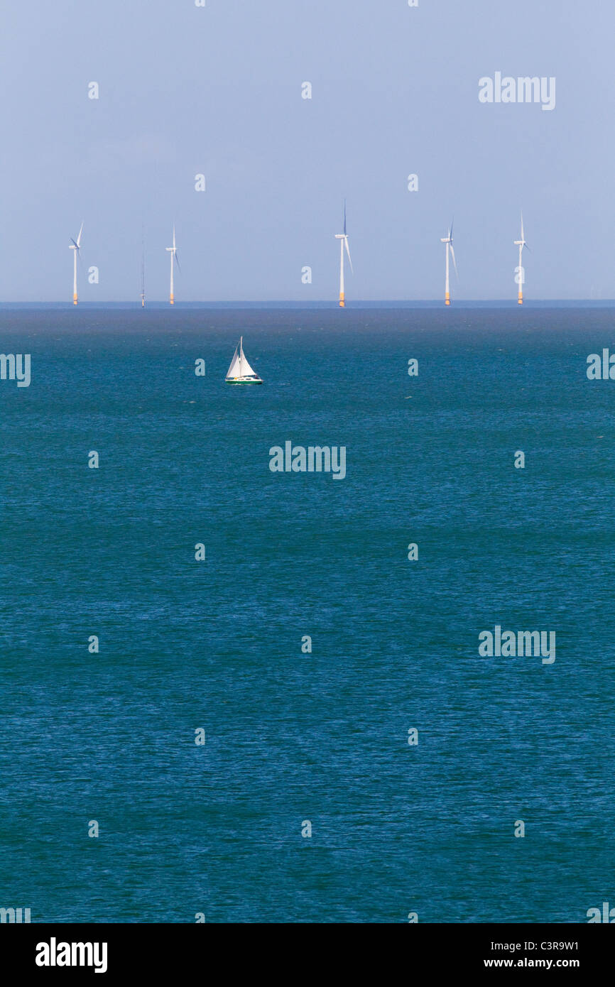 Kentish Flats-Wind-Turbine-Array und Segelboot aus Whitstable, Kent, UK Stockfoto