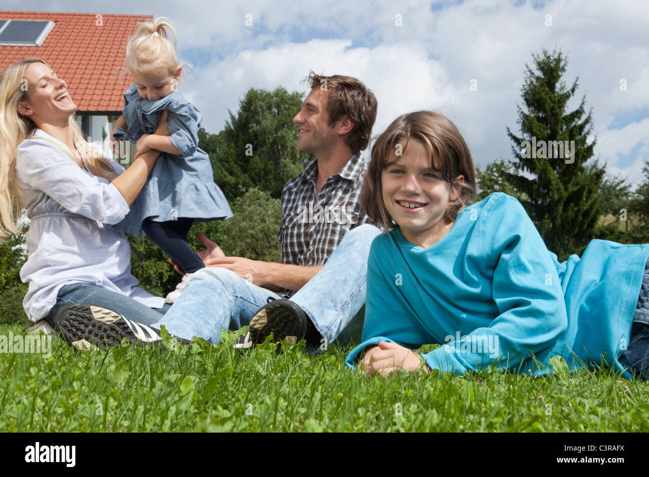 Deutschland, München, Familie, Spaß im Garten, Lächeln Stockfoto