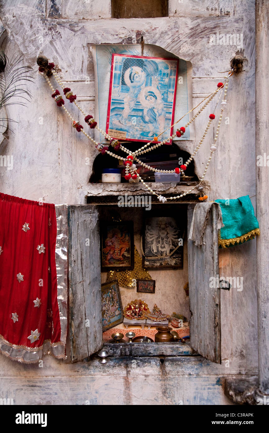 Altar für Hinduismus, hinduistische Religion zu Hause. Haveli-Haus in Mandawa, Rajasthan, Indien Stockfoto