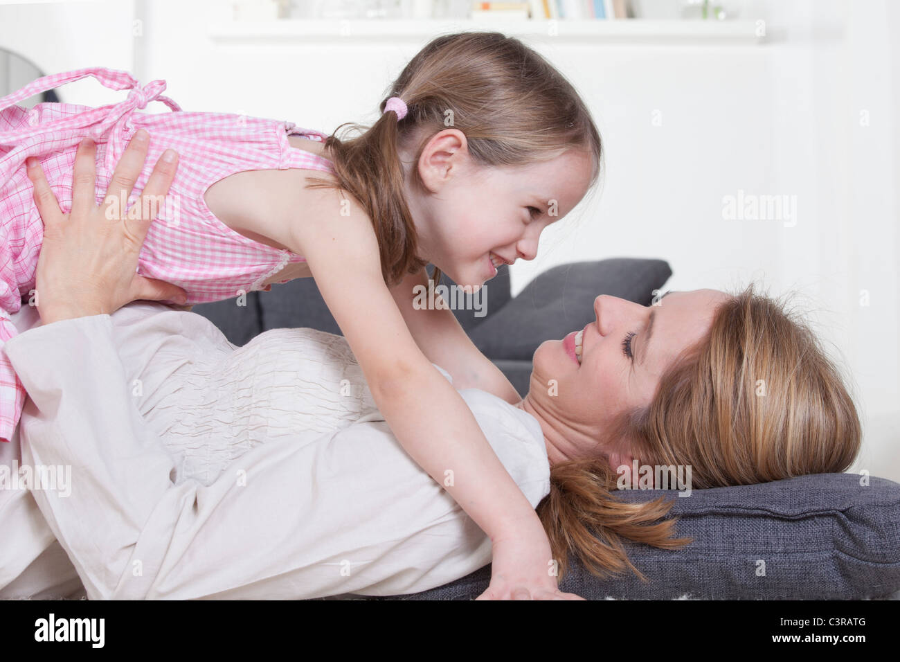 Mutter und Tochter Spaß, lächelndes Stockfoto