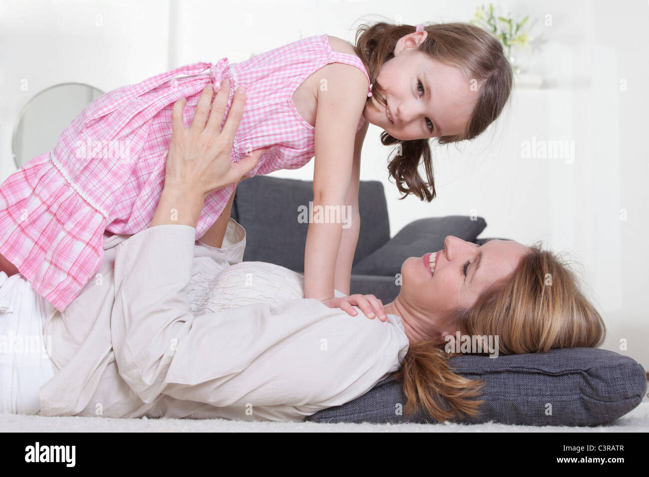 Mutter und Tochter Spaß, lächelndes Stockfoto