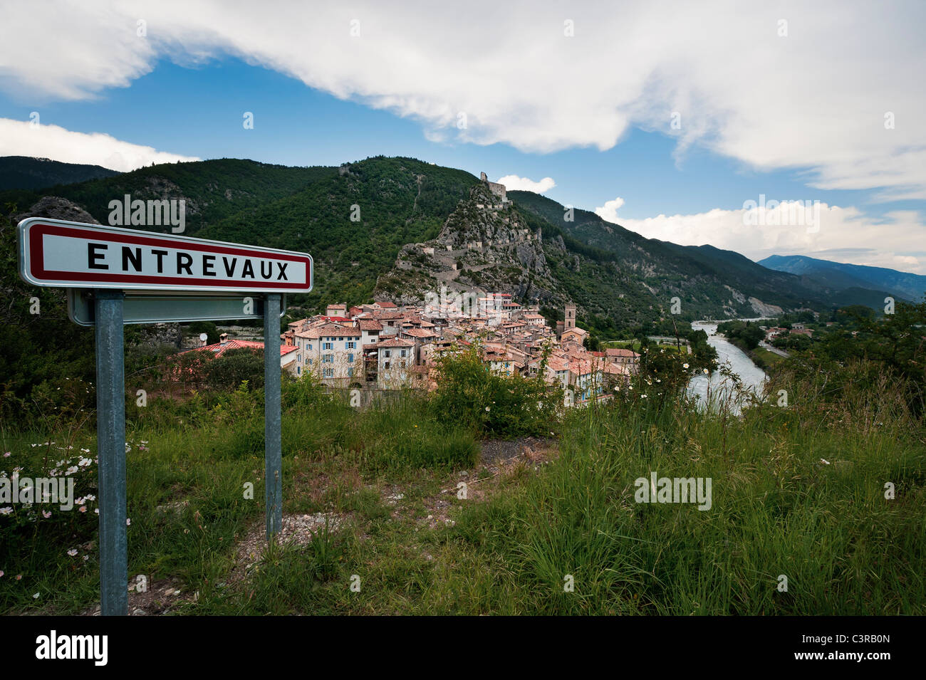 In den Alpes-de-Haute-Provence liegt der mittelalterliche ummauerte Stadt Entrevaux über dem Fluss Var und unterhalb einer Bergspitze Zitadelle. Stockfoto