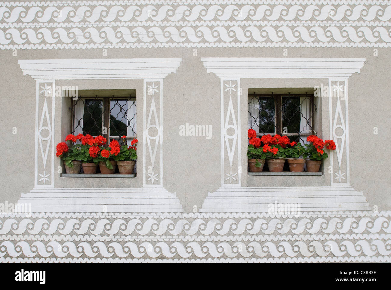 Österreich, Steiermark, Stuebing, Blick auf Geranien Blumen am Fenster des Bauernhauses Stockfoto