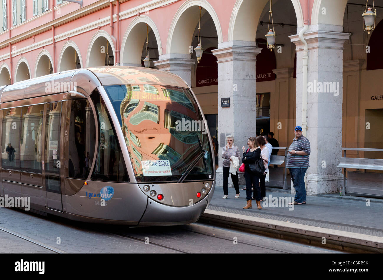 Straßenbahn nähert sich Place Massena in Nizza Stockfoto