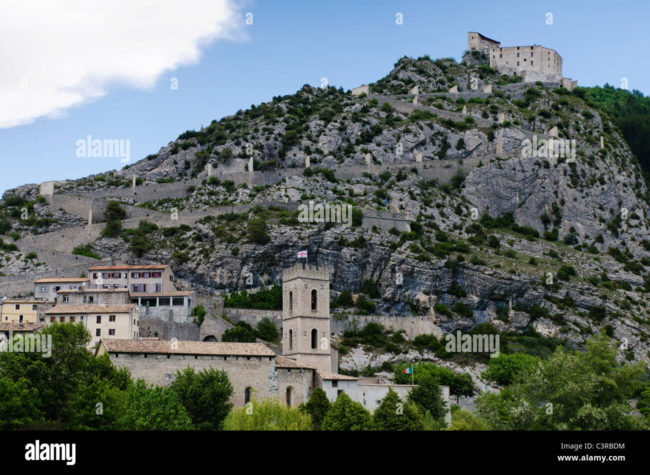 In den Alpes-de-Haute-Provence liegt der mittelalterliche ummauerte Stadt Entrevaux über dem Fluss Var und unterhalb einer Bergspitze Zitadelle. Stockfoto