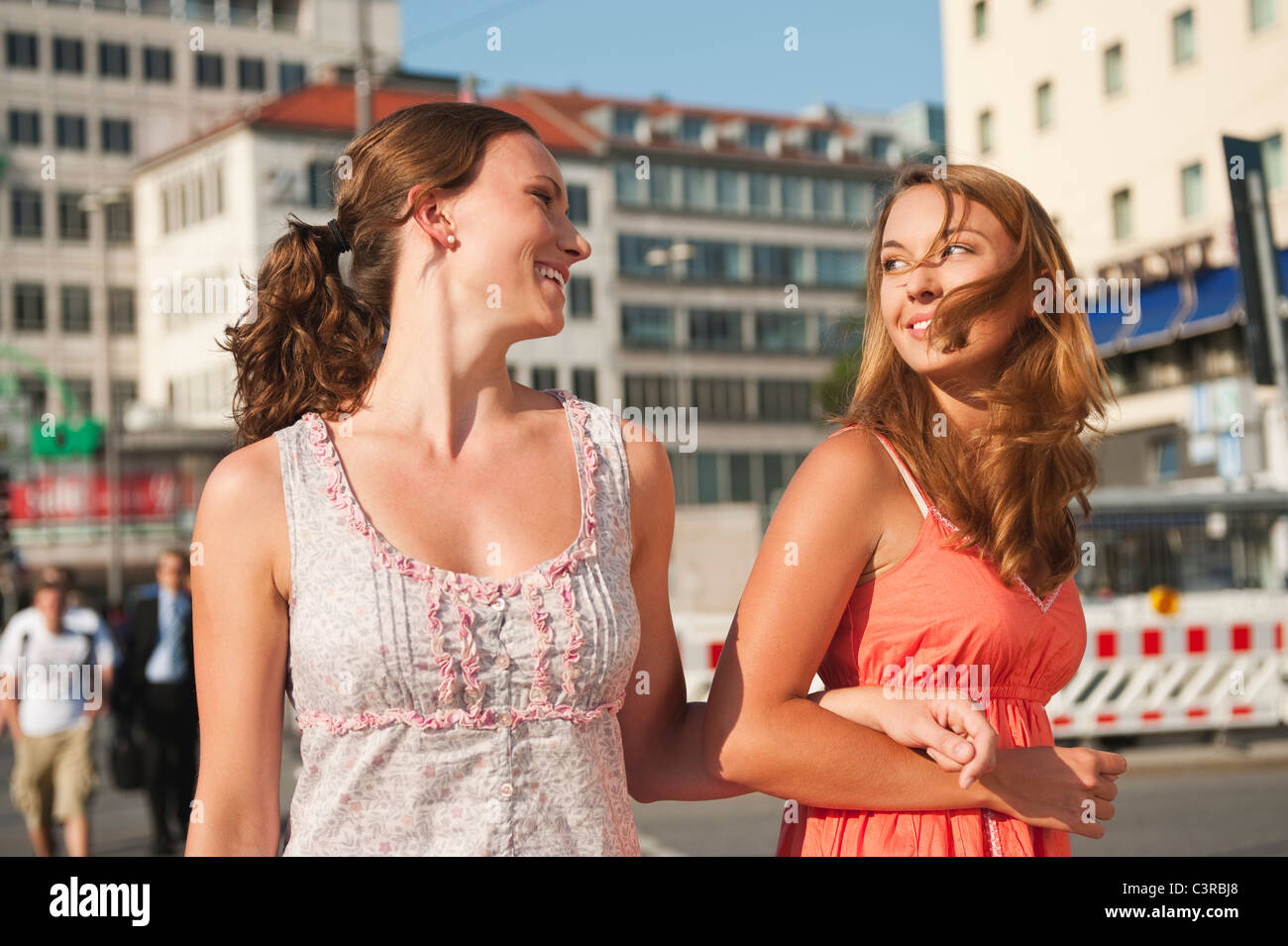 Deutschland, München, Karlsplatz, junge Frauen Lächeln und Spaß zusammen Stockfoto