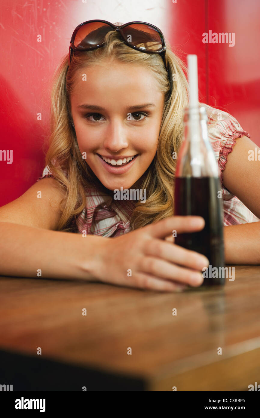 Deutschland, München, Teenage Mädchen im Café, Lächeln, Porträt Stockfoto