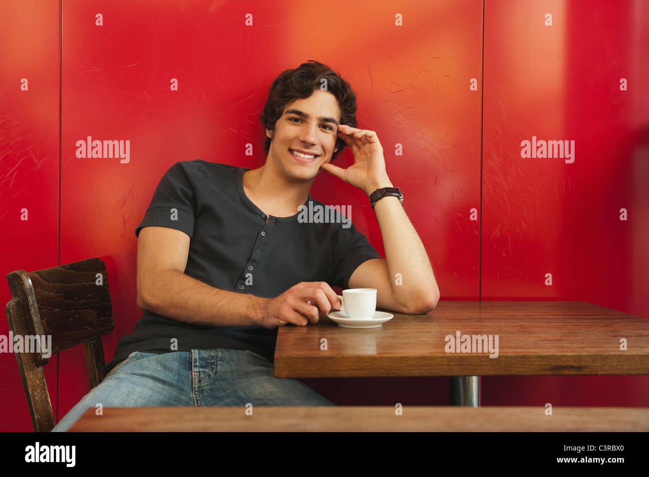 Deutschland, München, junger Mann im Café, Lächeln, Porträt Stockfoto