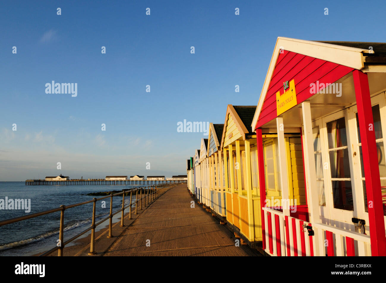 Strandhütten und Pier in Southwold, Suffolk, England, UK Stockfoto