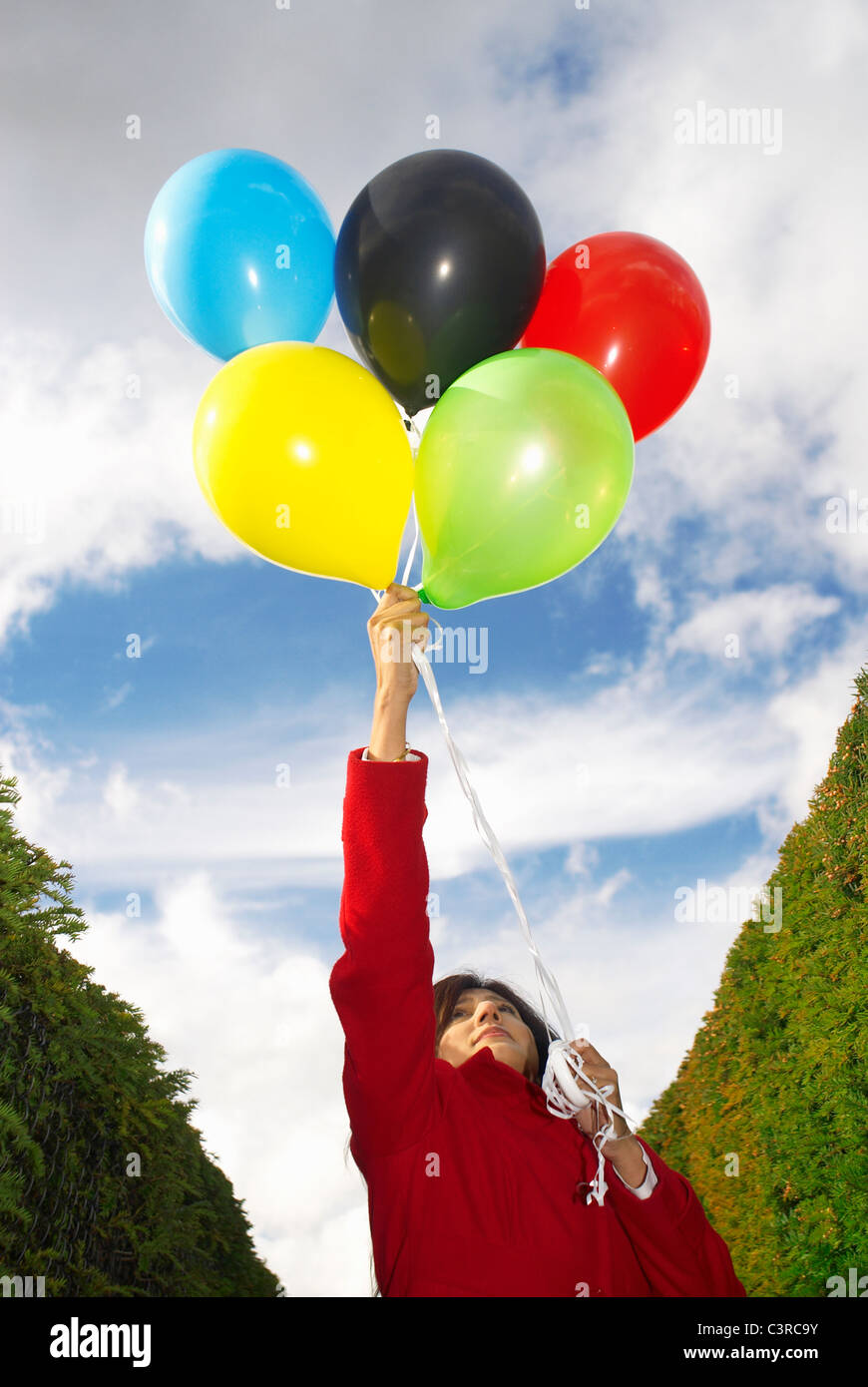 Mädchen mit Luftballons in den Olympischen Farben Stockfotografie Alamy