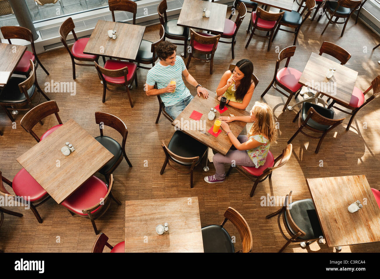 Deutschland, München, Freunde zusammen im café Stockfoto
