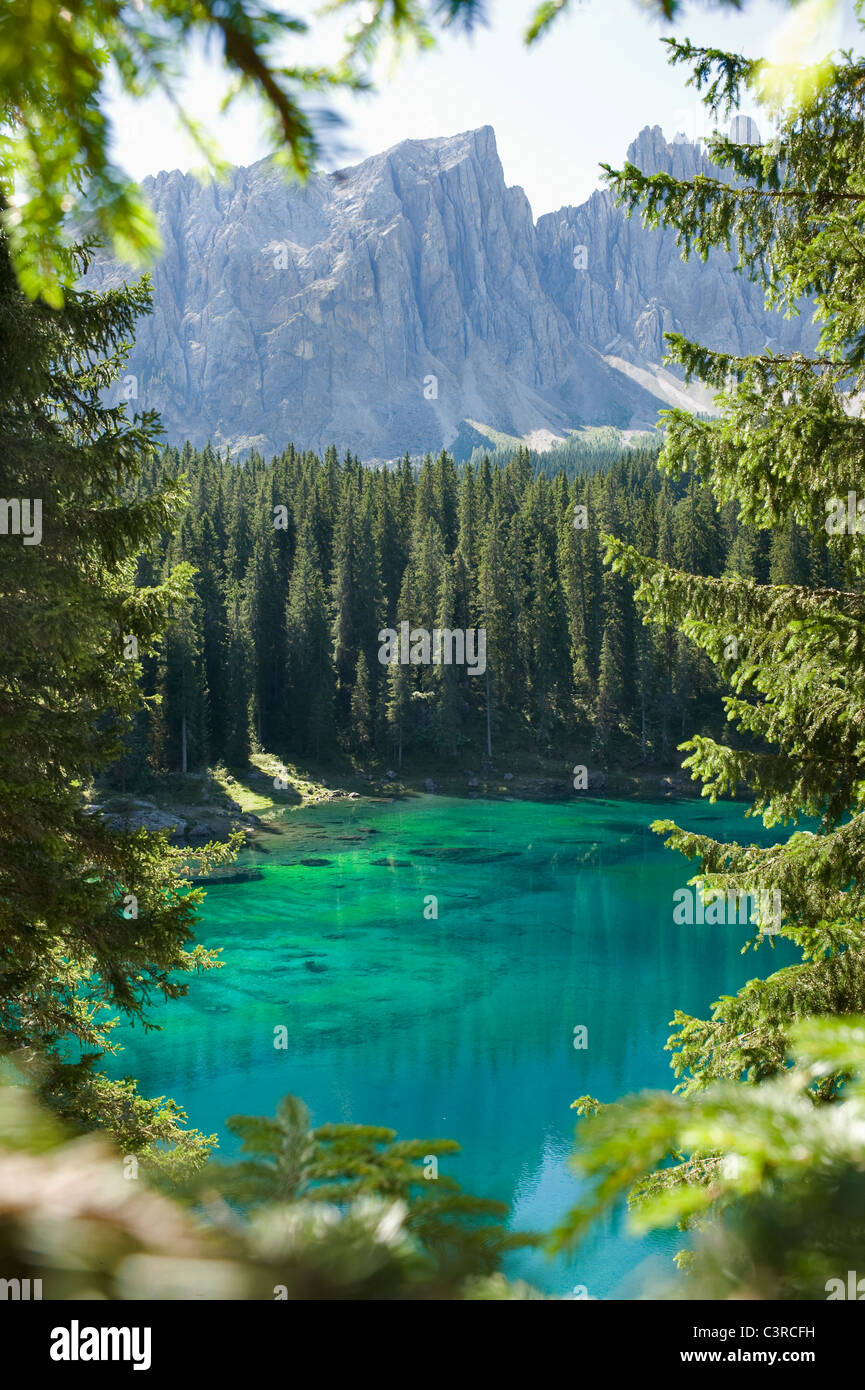 Italien, Dolomiten, Latemar, Karersee, Blick auf See mit Bergkette im Hintergrund Stockfoto