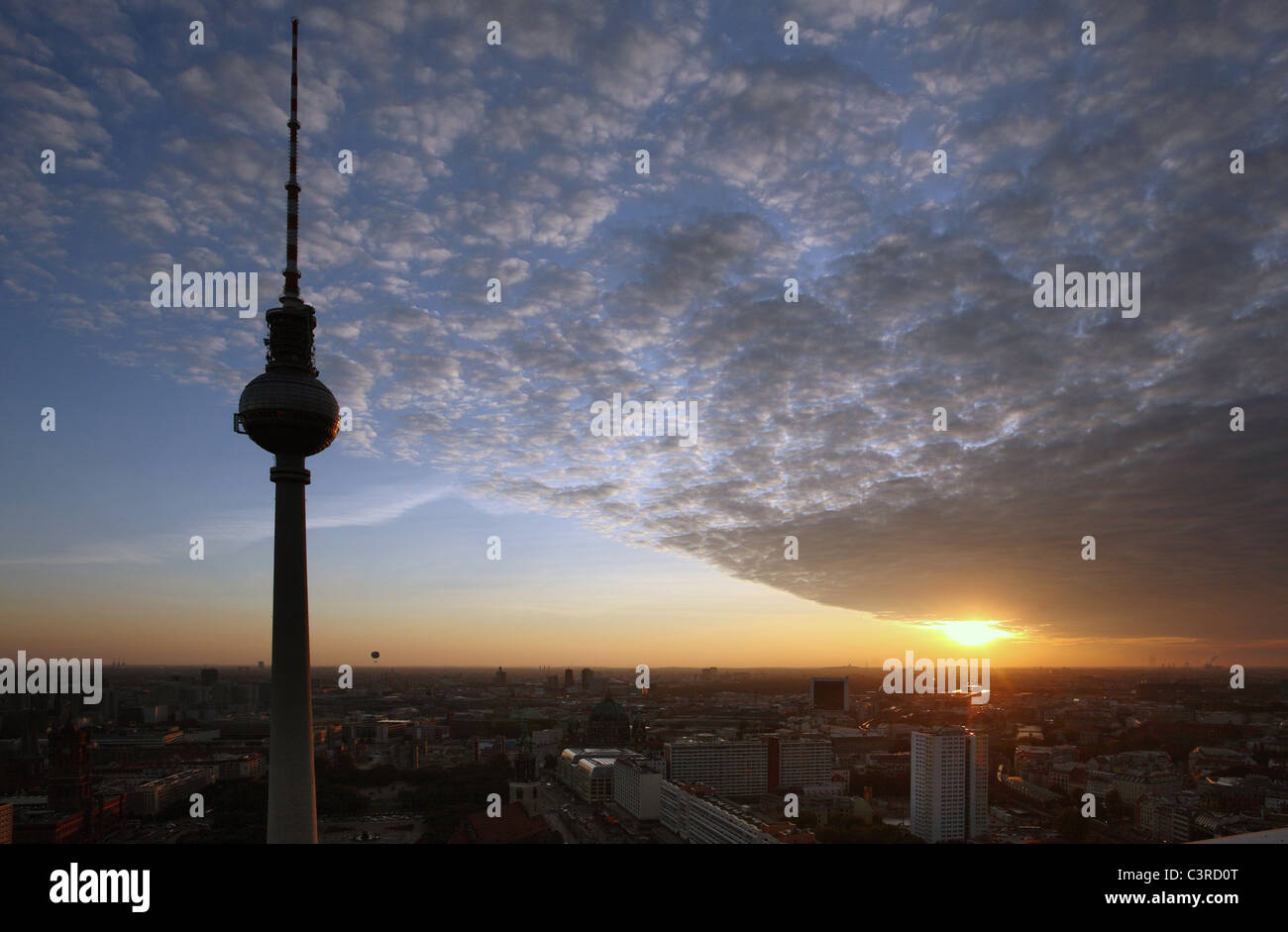 Stadtpanorama, der Fernsehturm am Alexanderplatz bei Sonnenuntergang, Berlin, Deutschland Stockfoto