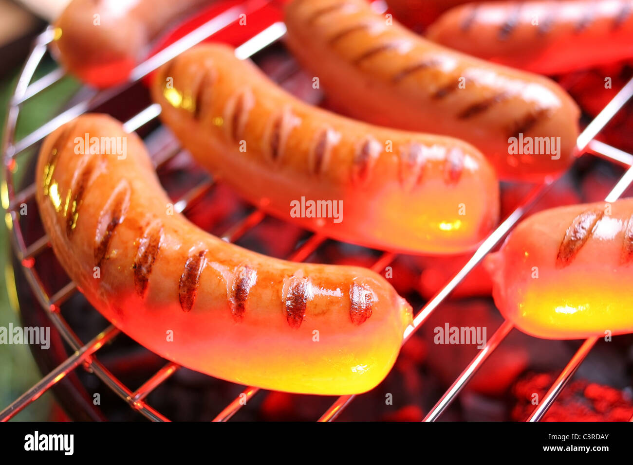Heiße Würstchen auf dem Grill Stockfoto