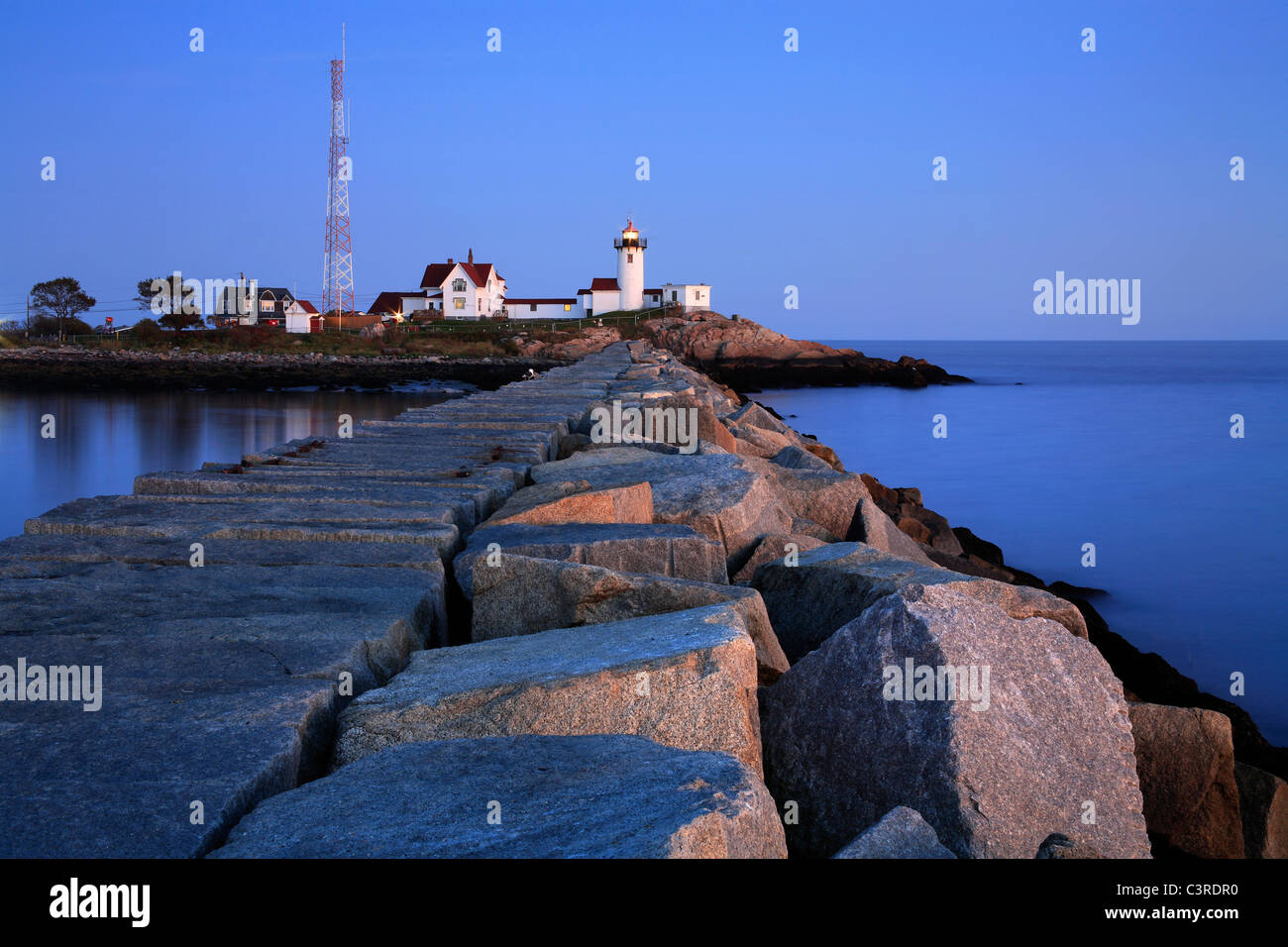 Östlichen Point Lighthouse und der Hund Bar Wellenbrecher nach Sonnenuntergang, Gloucester, Massachusetts, USA Stockfoto