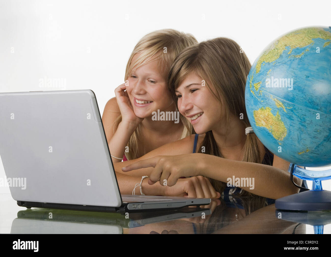Zwei Mädchen (10-11) mit Laptop, Lächeln Stockfoto