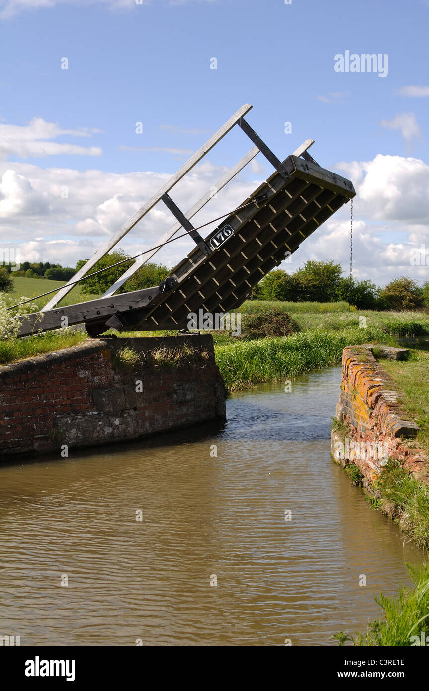 Aufhebung-Brücke am Oxford-Kanal Stockfoto