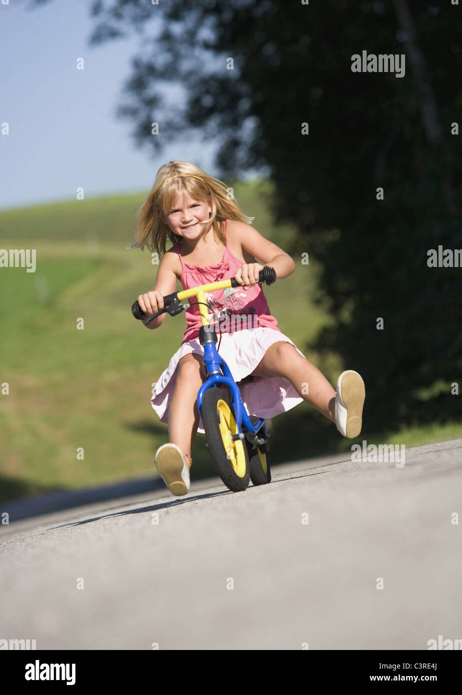 Österreich, Mondsee, Mädchen (4-5) Reiten Fahrrad, Lächeln, Porträt Stockfoto