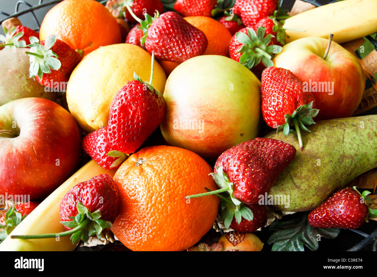 Früchte in der Nähe, Erdbeeren, Äpfel, Zitronen, Orangen, Bananen Stockfoto