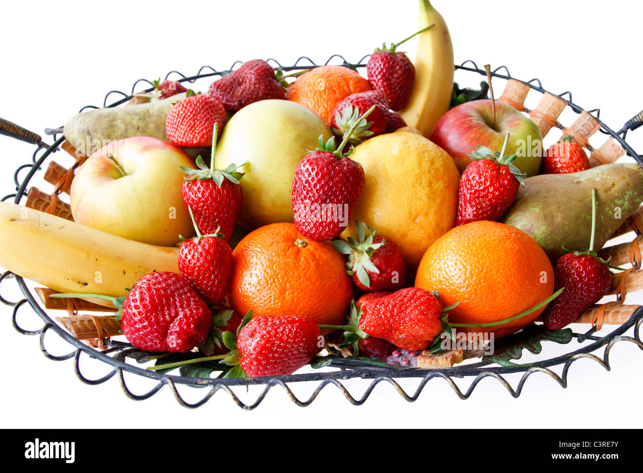 Früchte Korb mit Erdbeeren, Birnen, Äpfel, Zitronen, Orangen, Bananen Stockfoto