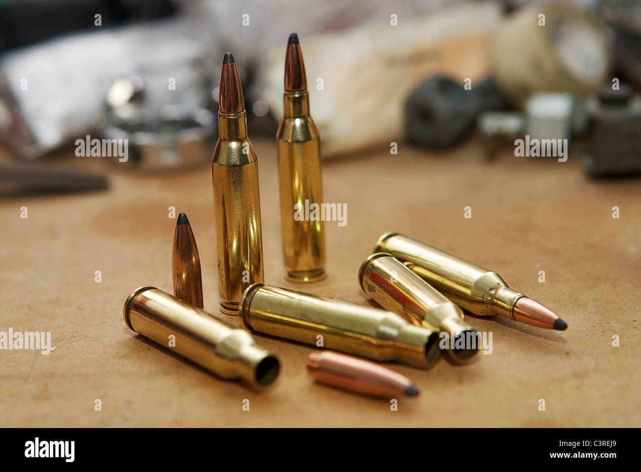 Kugel und Gehäuse sitzt auf einer Werkbank. Stockfoto