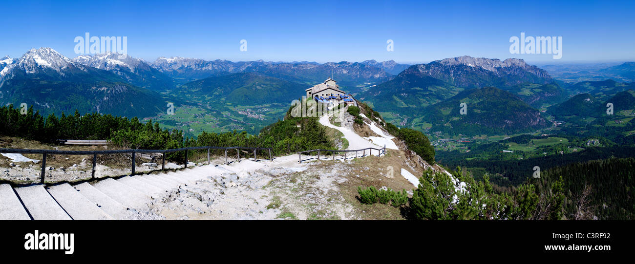 Panoramablick von der Eagle's Nest unter den Bayerischen Alpen an einem schönen Sommer, Deutschland Stockfoto