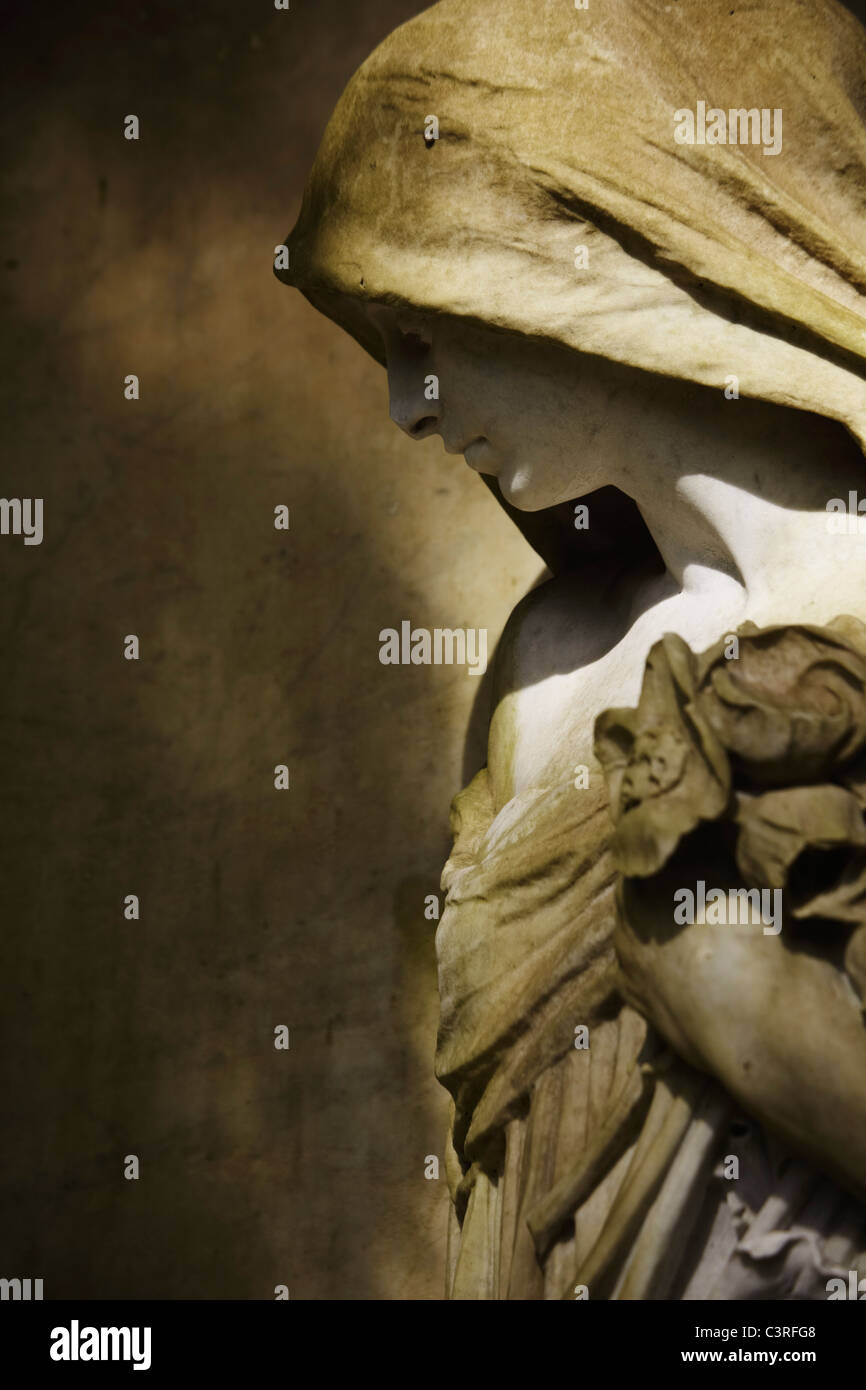 Hamburg, Nahaufnahme von einer Statue auf einem Friedhof Stockfoto