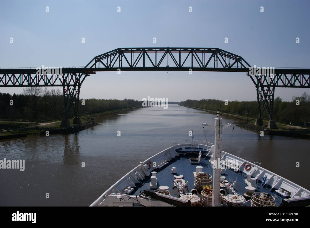 MV 'Marco Polo unter der Hochdonn-Eisenbahnbrücke, Nord-Ostsee-Kanal, Schleswig-Holstein, Deutschland. Archivbild, verschrottet 2021 Stockfoto