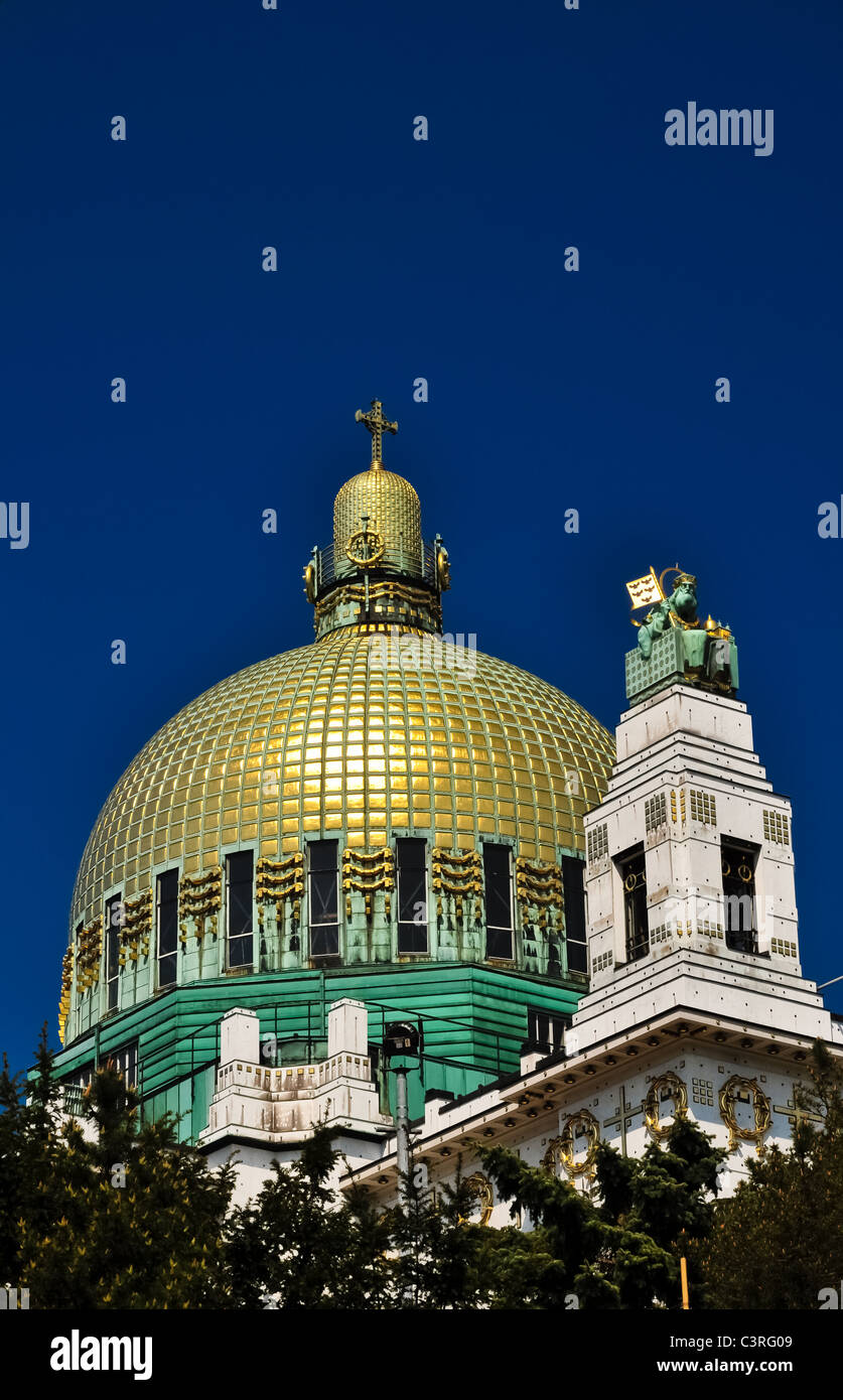 goldene Kuppel einer Jugendstil-Kirche in Wien vor blauem Himmel Stockfoto