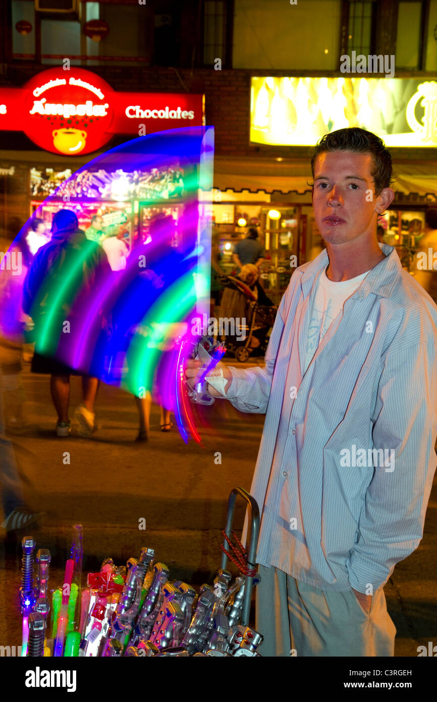 Straßenhändler verkaufen Glow sticks und Spielzeug an Necochea, Argentinien. Stockfoto