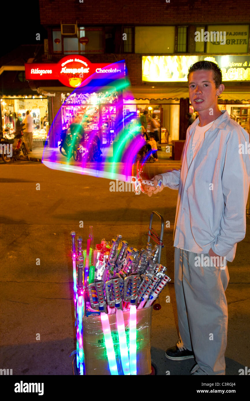 Straßenhändler verkaufen Glow sticks und Spielzeug an Necochea, Argentinien. Stockfoto