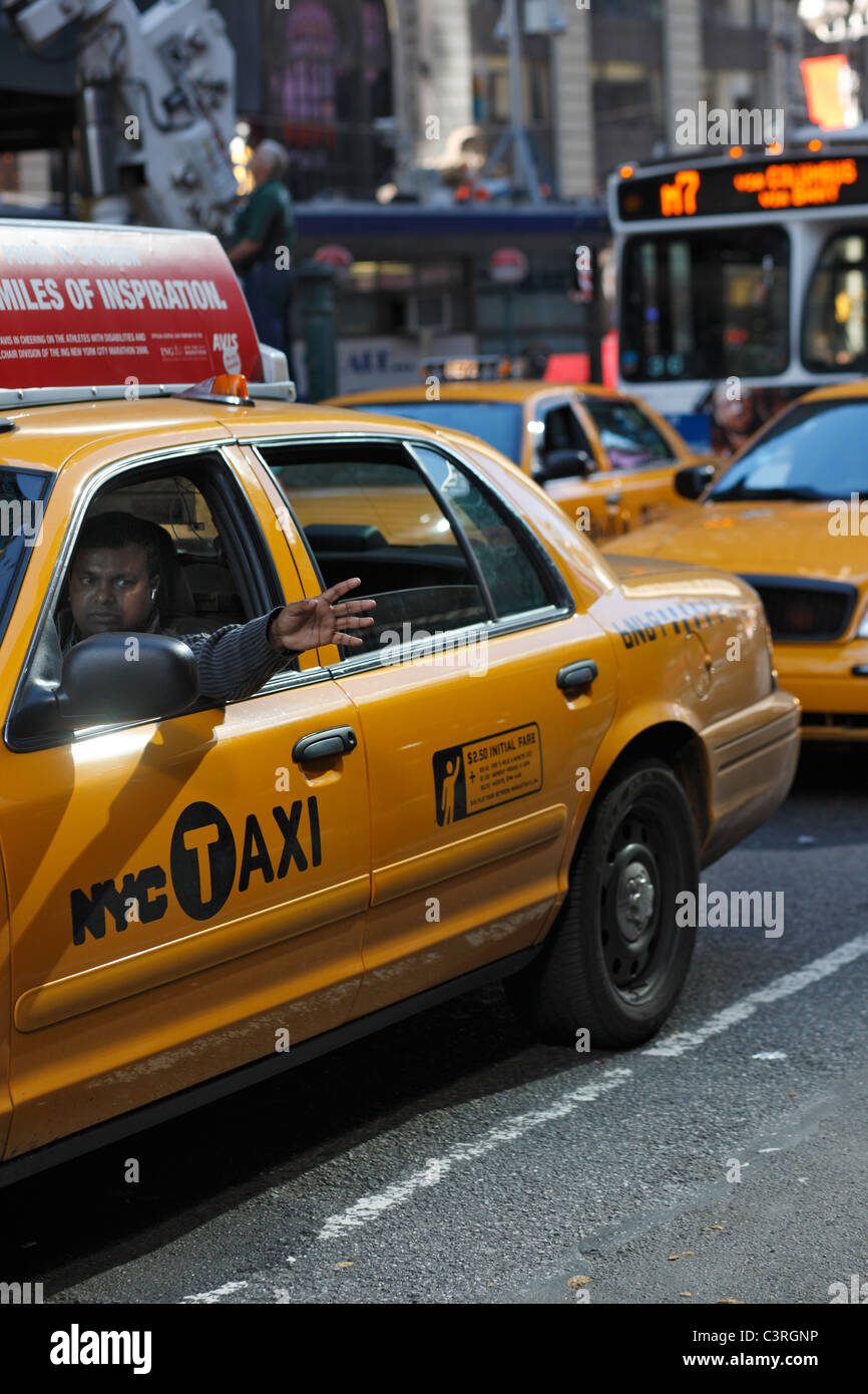 Ein Taxifahrer Strecken den Arm aus dem Fenster, New York City, USA Stockfoto