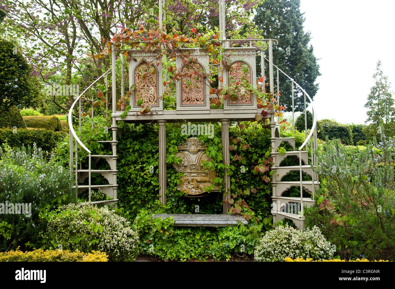 Ein paar dekorative Wendeltreppe hinauf zu einer Aussichtsplattform.  Die Laskett Gärten, Herefordshire, UK Stockfoto