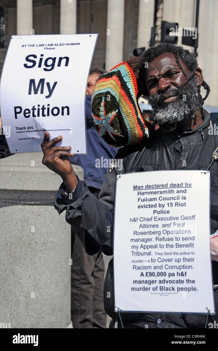 Ein Mann, Petitionen gegen rassistische Behandlung von einem London-Rat im Zentrum von London. Stockfoto